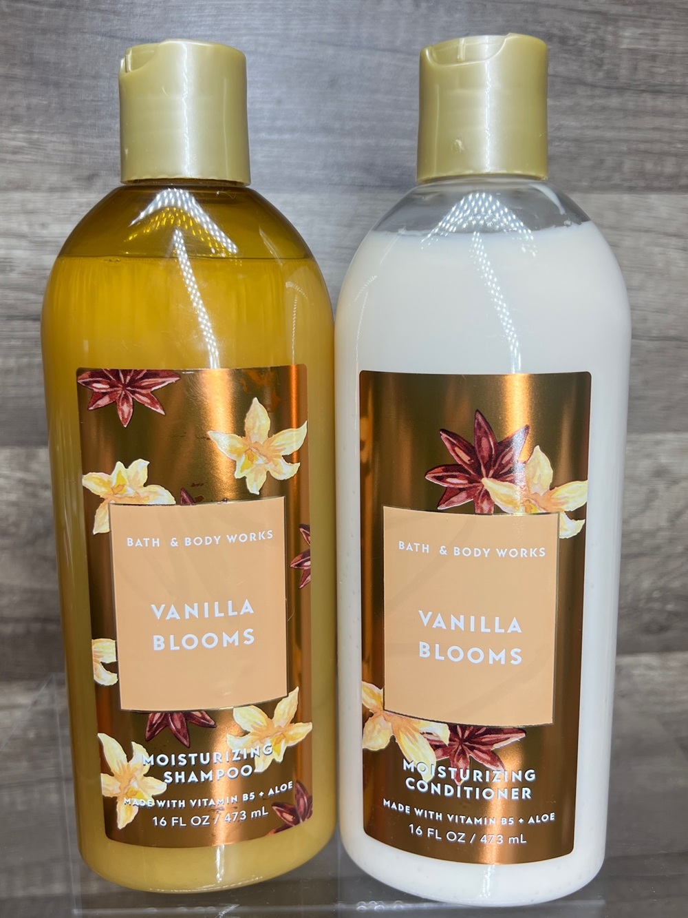 Bath & Body Works Vanilla Blooms Moisturizing Shampoo & Conditioner set.
New